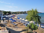 JustGreece.com The drukke Karfas beach - Island of Chios - Foto van JustGreece.com