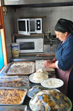Mevrouw Anna maakt Makarounes | Karpathos Greece  Photo 3 - Photo JustGreece.com