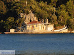 JustGreece.com Aghia Kyriaki Church tegenover Nidri (Nydri) - Lefkada (Lefkas) - Foto van JustGreece.com