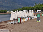 JustGreece.com Ligbedden staan klaar at the beach of Skala Kallonis - Foto van JustGreece.com
