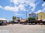 JustGreece.com The gezellige villagesplein of Heraion (Ireon) - Island of Samos - Foto van JustGreece.com