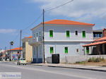 Karlovassi huizen langs the weg - Island of Samos - Foto van JustGreece.com