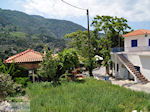 JustGreece.com Manolates ligt in een schitterende natuuromgeving - Island of Samos - Foto van JustGreece.com