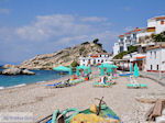 JustGreece.com Ligbedden and beachstoelen at beach Kokkari - Island of Samos - Foto van JustGreece.com