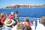 Aankomst with boot on Santorini | Op the achtergrond Oia - Photo JustGreece.com