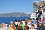 JustGreece.com Aankomst with boot on Santorini | Op the achtergrond Firostefani and Fira - Foto van JustGreece.com