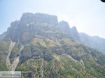 JustGreece.com Imposante rocks Vikos gorge - Zagori Epirus - Foto van JustGreece.com