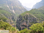 JustGreece.com Vikos gorge from haarspeldbochten Papingo - Zagori Epirus - Foto van JustGreece.com