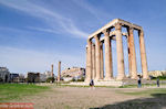 Zeus Olympius tempel, in the verte ziet u the Acropolis - Photo JustGreece.com