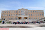 The Greek Parliament with daarvoor the monument of the Onbekende Soldaat - Photo JustGreece.com