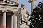 JustGreece.com Statue of Socrates (2m 40 cm): Academy of Athens - Foto van JustGreece.com