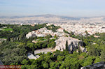 JustGreece.com The Areopagus hill rots and daarachter the hill der Nymphen and Pnyx Athens - Foto van JustGreece.com