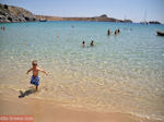 Lekker spelen in heerlijk helder water - Lindos (Rhodes) - Photo JustGreece.com