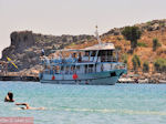 JustGreece.com Boat in bay of Lindos - Foto van JustGreece.com