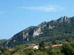 Corfu - Stijle rocks in een groene omgeving - Photo JustGreece.com