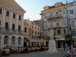 JustGreece.com Pleintje in hart Corfu town - Foto van JustGreece.com