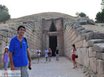 JustGreece.com Jorgos Nikolidakis in front of the Treasury of Atreus (Mycene) - Foto van JustGreece.com