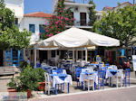 Blauwe and witte stoelen Skiathos-stad - Photo JustGreece.com