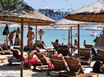 JustGreece.com Ligstoelen and parasols beach Koukounaries - Skiathos - Foto van JustGreece.com