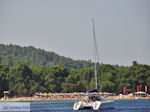 JustGreece.com Zeilboot at the beach of Koukounaries - Skiathos - Foto van JustGreece.com